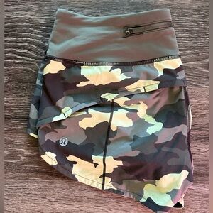 Lululemon Green Camo Speed-Up Low Rise Lined Shorts 2.5”